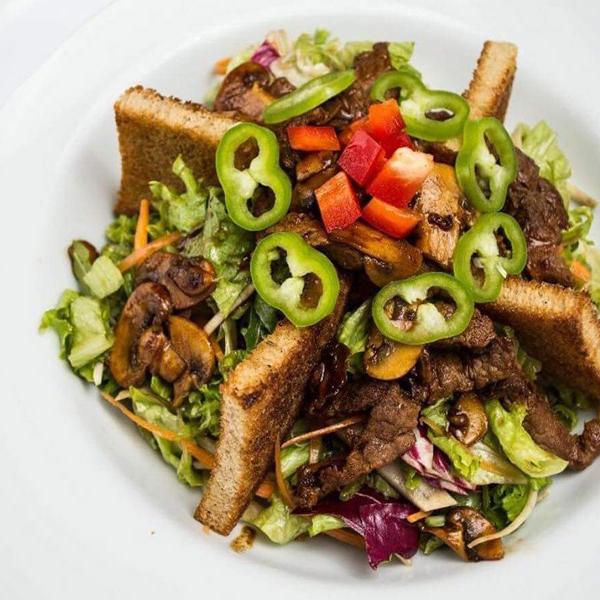 Biftek salata sa sotiranim šampinjonima