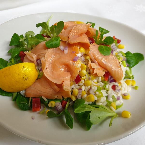 Salata sa dimljenim lososom